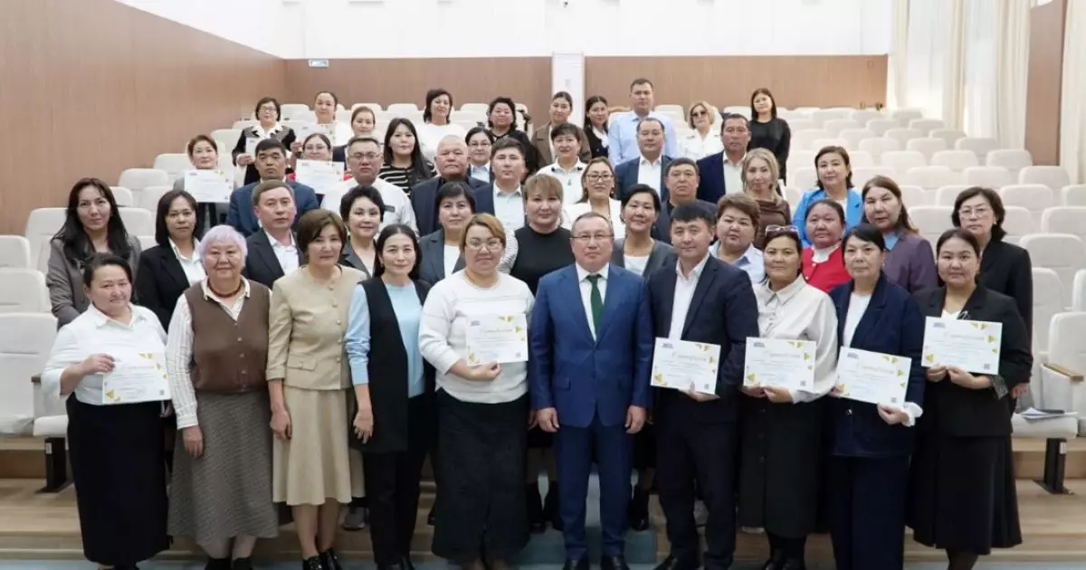   «Жайлы мектеп» ұлттық жобасы: Түркістан облысының мектеп басшылары мен мұғалімдері арнайы курстан өтті   