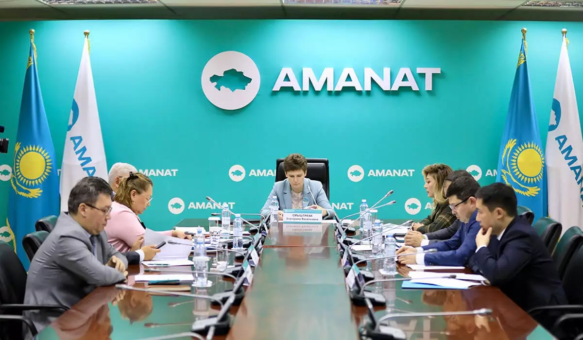 «AMANAT» партиясында қазақстандық өндірушілерді қолдау және бақылауды қайта қарау мәселесі талқыланды