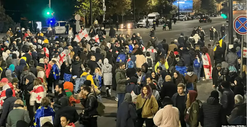 В Тбилиси прошла массовая антиправительственная акция из-за итогов парламентских выборов