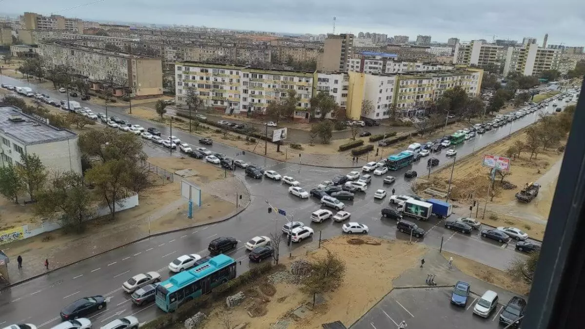 Ақтаудағы қатты жел мен блэкаут: Жарық өшіп бағдаршамдар жұмысын тоқтатты