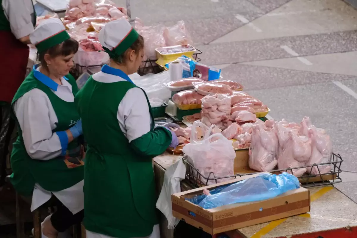 В Алматы зафиксируют цены на куриное мясо