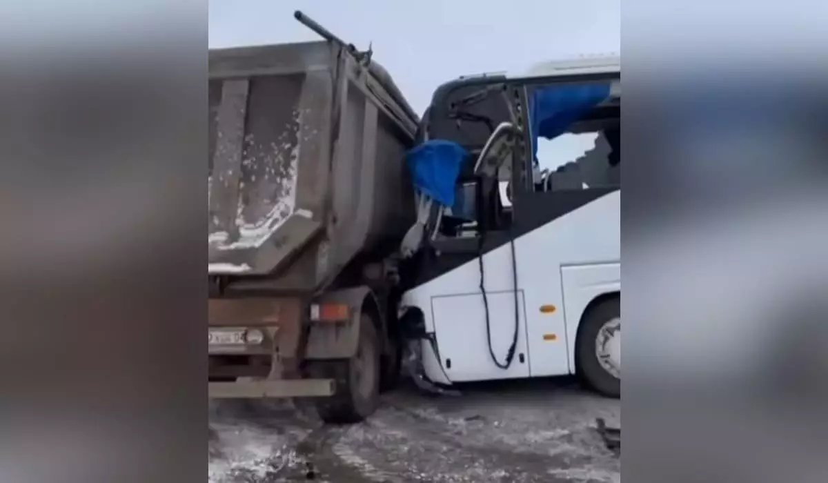 Автобус столкнулся с грузовиком на трассе в Актюбинской области (ВИДЕО)