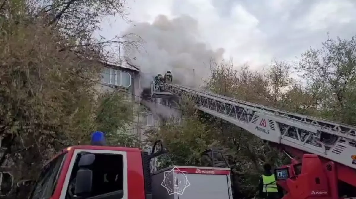 Пенсионерка пострадала во время пожара пятиэтажного дома в Каскелене