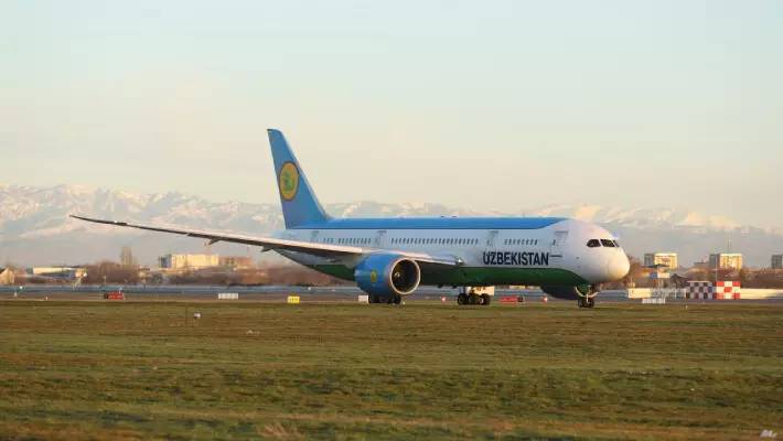 Самолет Uzbekistan Airways сел в Канаде из-за родов на борту