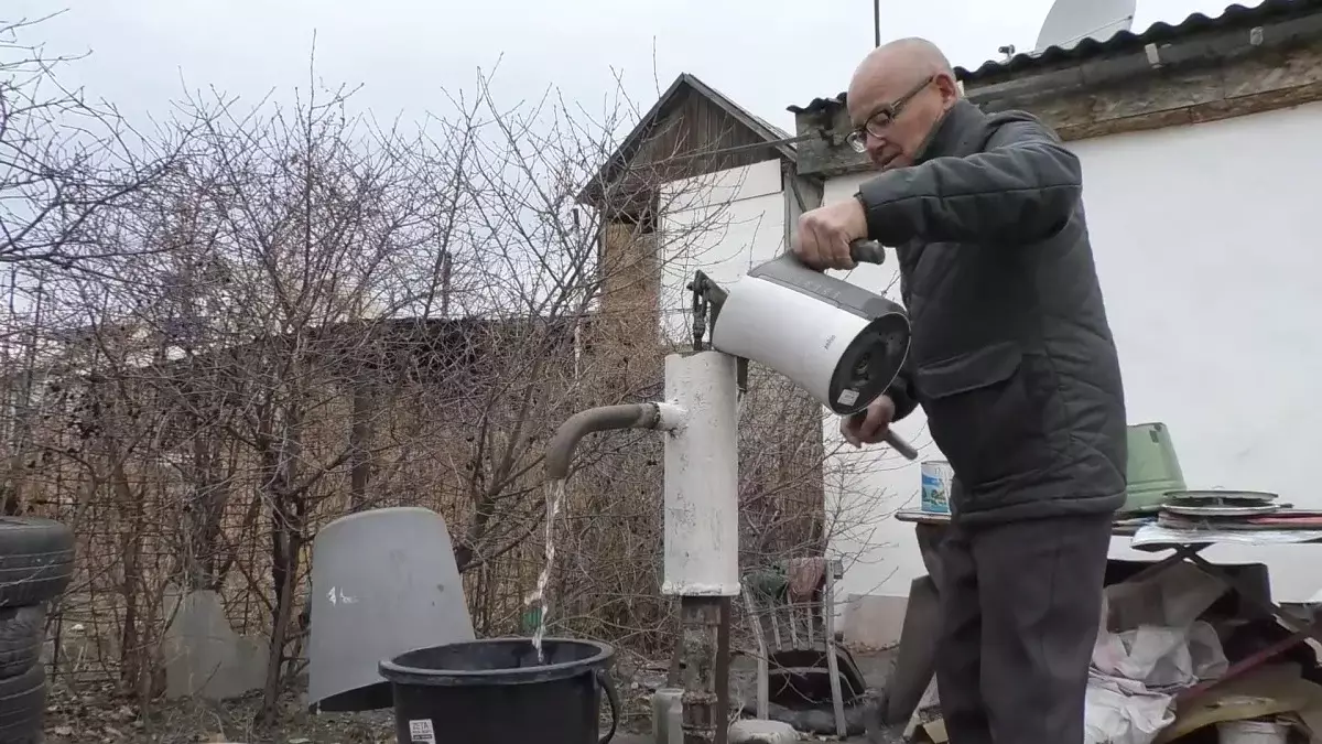 Без воды: дачники Талдыкоргана вынуждены набирать живительную влагу из колодца