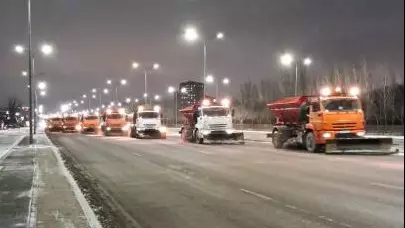 Астанада қар күреуге жүздеген жол жұмысшы мен техника жұмылдырылды