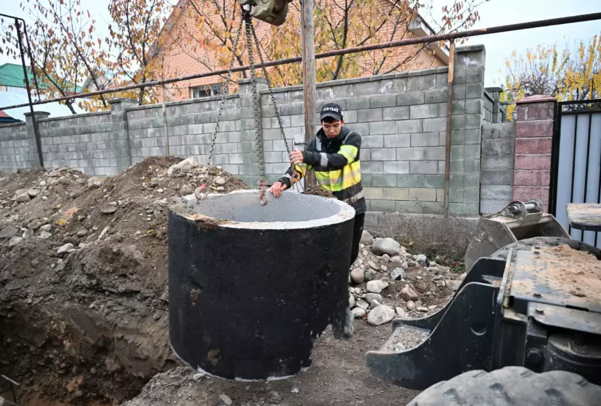 Алматының Әуезов ауданында тозған ескі инженерлік желілер жаңартылып жатыр