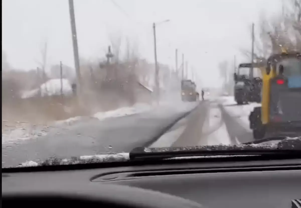 Асфальт клали на мокрый снег в Семее