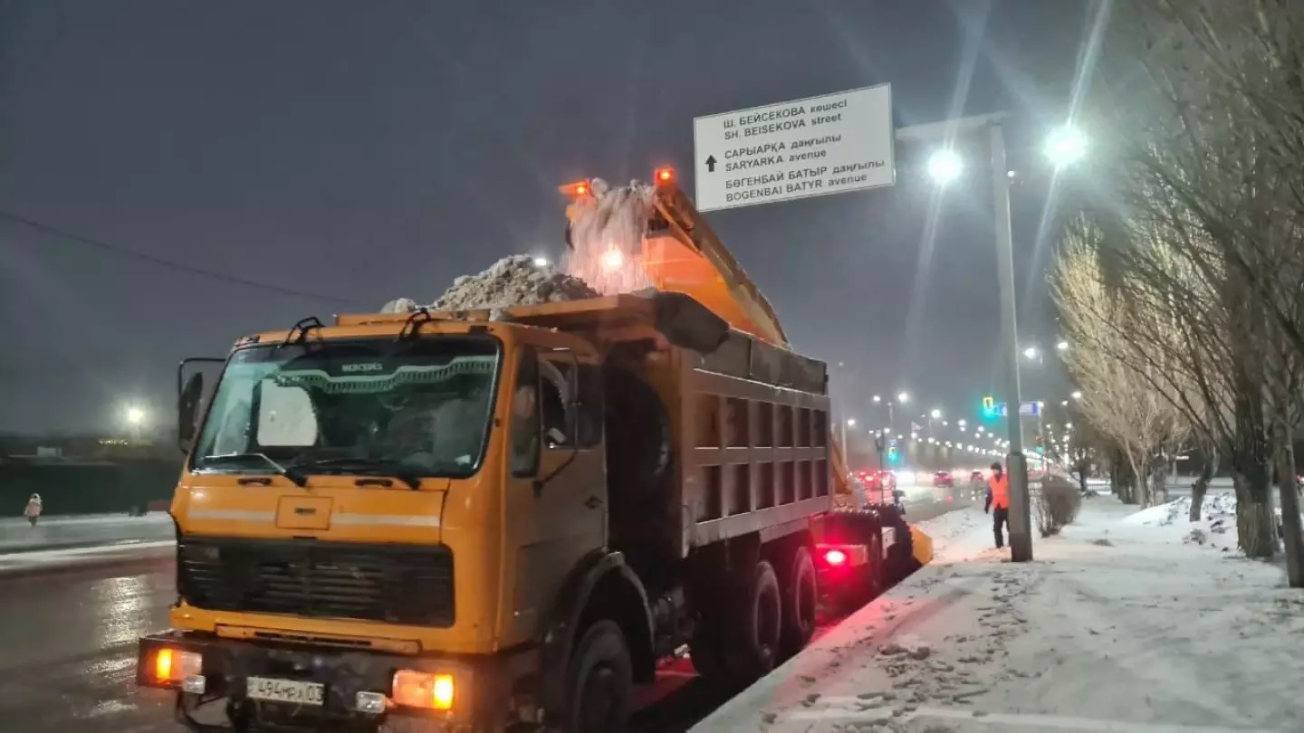 В Астане сотни рабочих и тысячи единиц спецтехники убирают снег в ночную смену