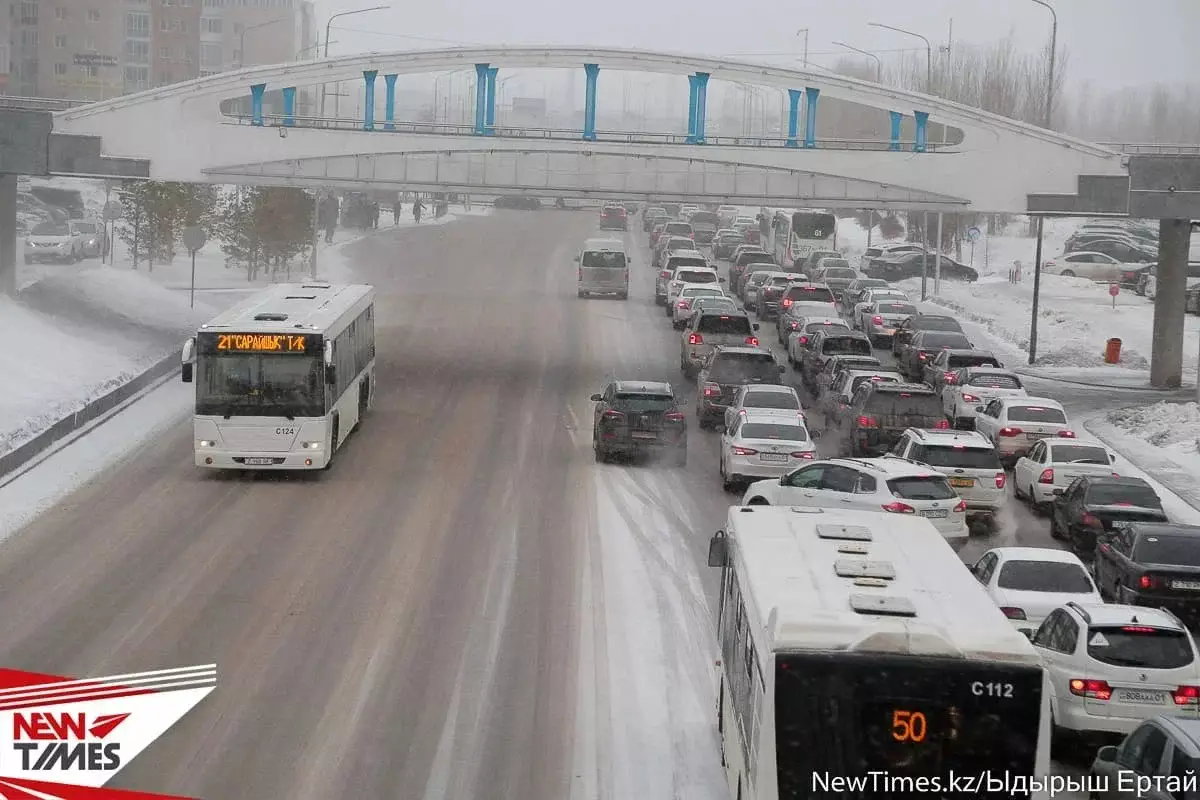 Снег обездвижил Астану, в городе 10-бальные пробки