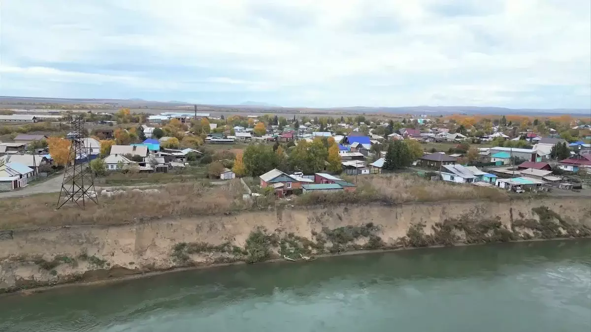 На краю обрыва: в ВКО река Иртыш смывает берег