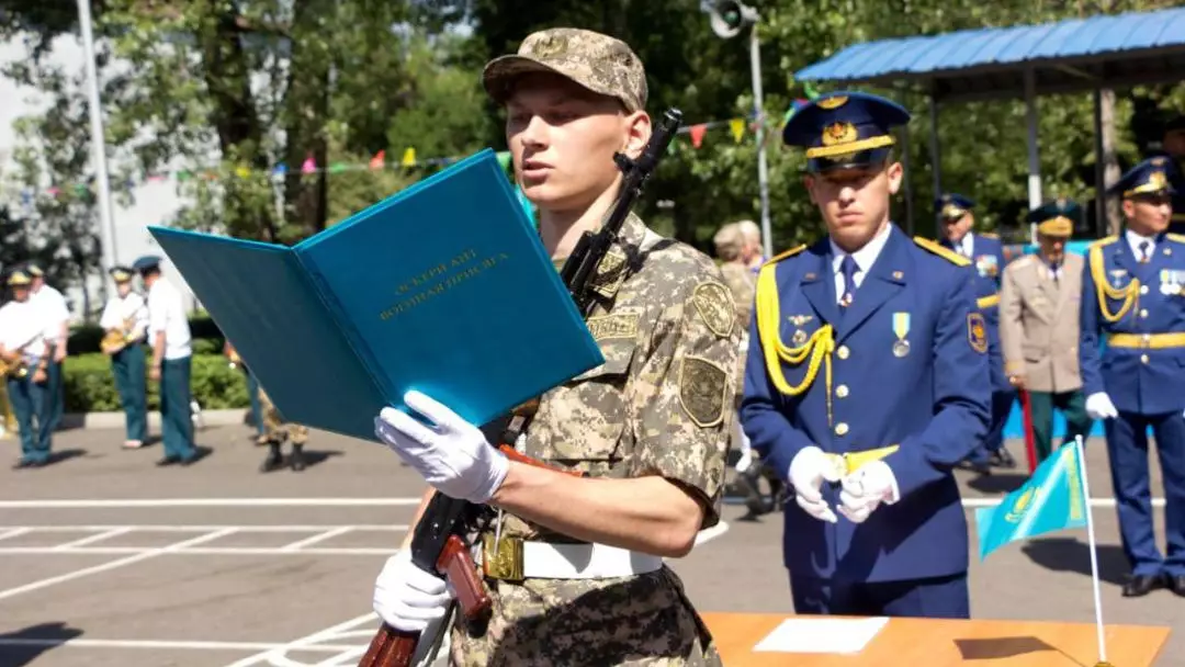 Желіде жастарды көшеден әскерге күштеп ұстап әкетіп жатқан видео тарады