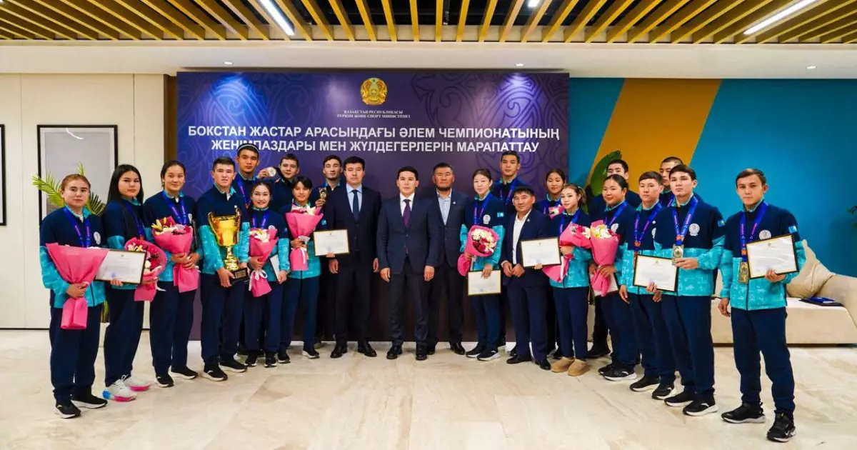   Ербол Мырзабосынов әлем чемпионатында үздік нәтиже көрсеткен жас боксшылармен кездесті   