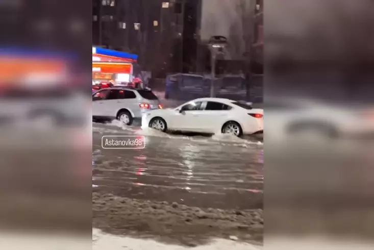 Дорогу затопило в центре левобережья Астаны