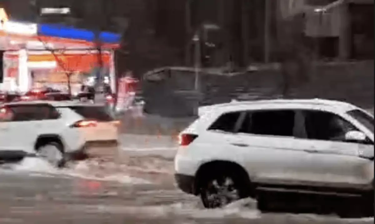 Целую улицу затопило водой из колодца в Астане