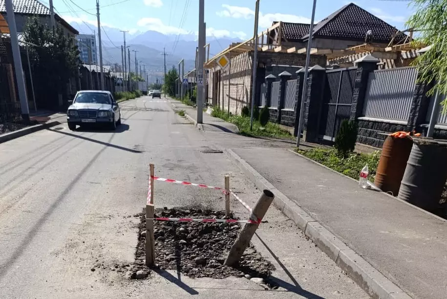 Потопы, перебои с водой и разбитые дороги оставил алматинцам нерадивый подрядчик