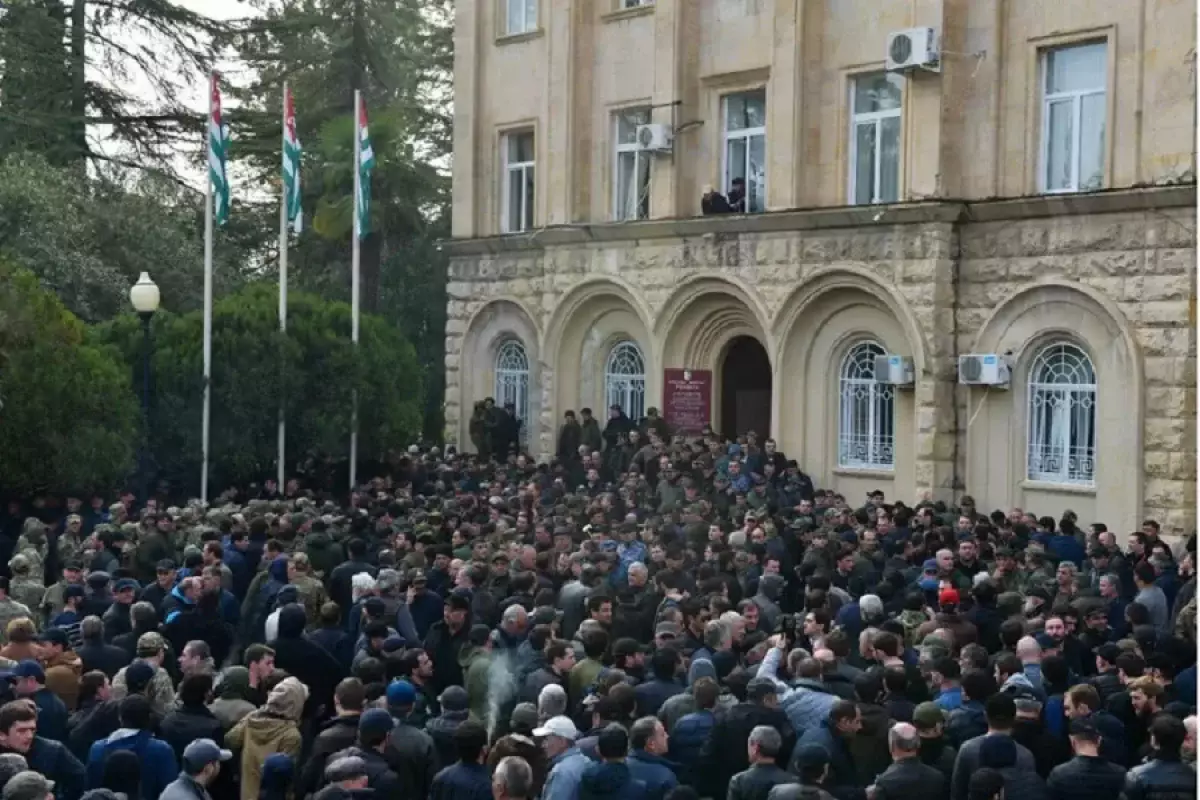 В Абхазии протестующие прорвались к парламенту