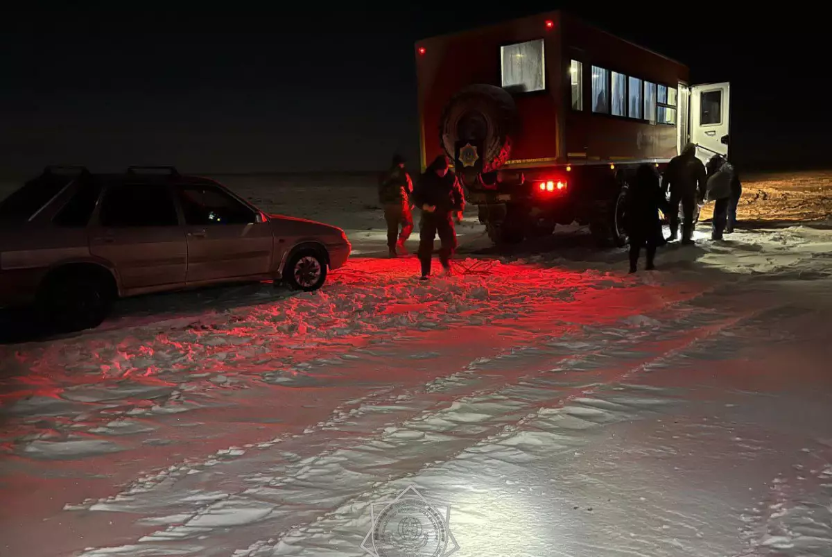 Авто с детьми и взрослыми вызволили из снежного заноса в Костанайской области