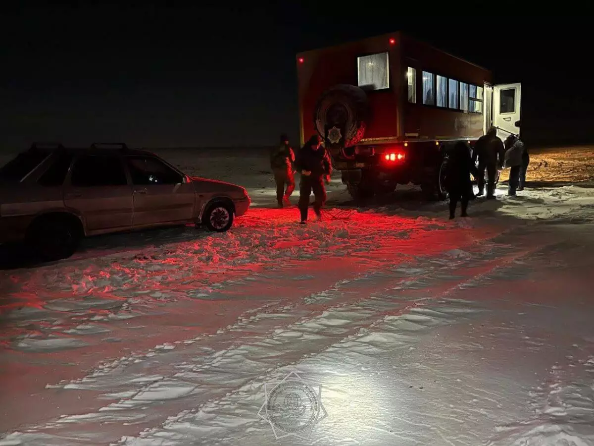 Люди попали в снежный занос в Костанайской области