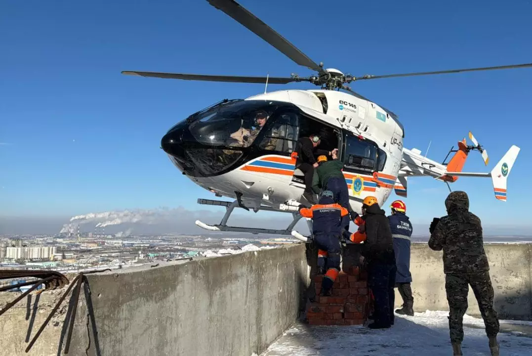 С помощью вертолёта МЧС пытались тушить пожар в многоэтажке Астаны