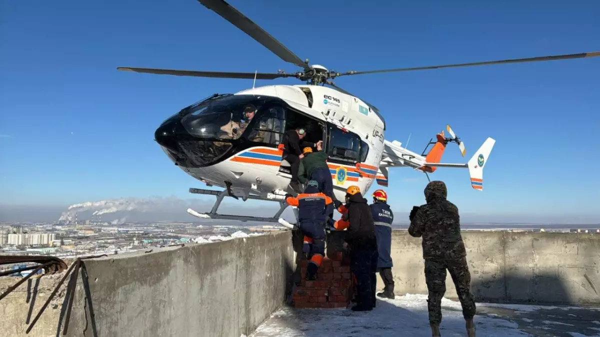 МЧС Казахстана провело уникальное учение по тушению пожара в высотном здании с применением авиации