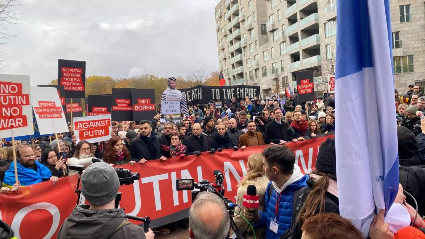 Антивоенный марш в Берлине: российская оппозиция требует суда над Путиным и свободу политзаключенным