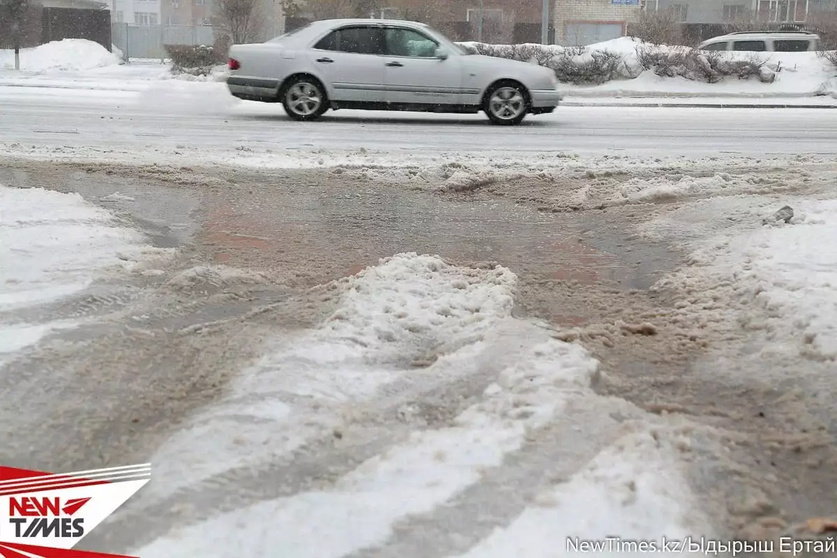 Дождь со снегом в Казахстане: водителей просят быть осторожнее на трассах