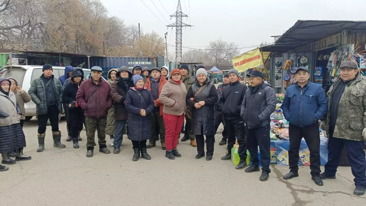 Торговцев уникального алматинского рынка «Тулпар» отовсюду выгнали. И всё ради очередного ЖК