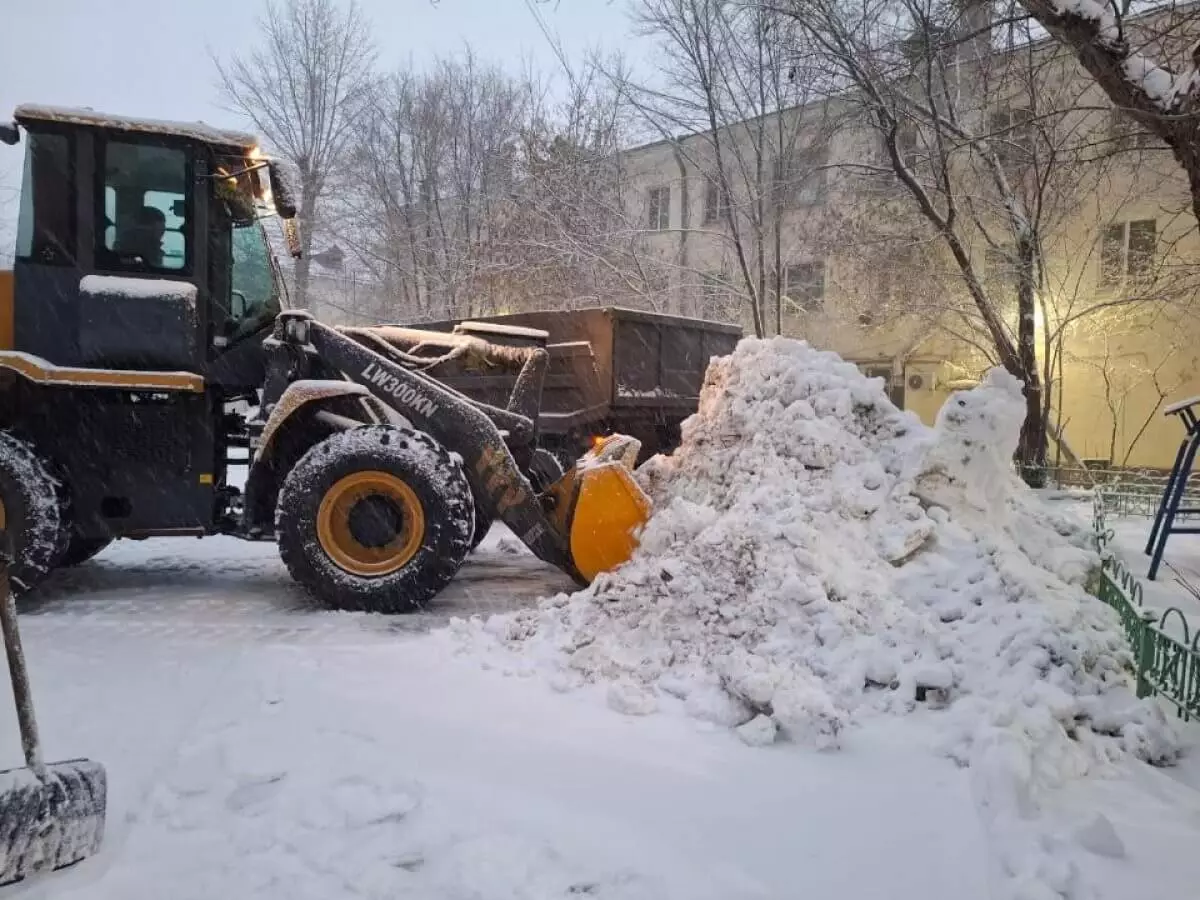 За день из Астаны вывезли свыше 1600 грузовиков со снегом