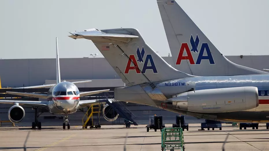 Пассажиры American Airlines приклеили скточем дебошира