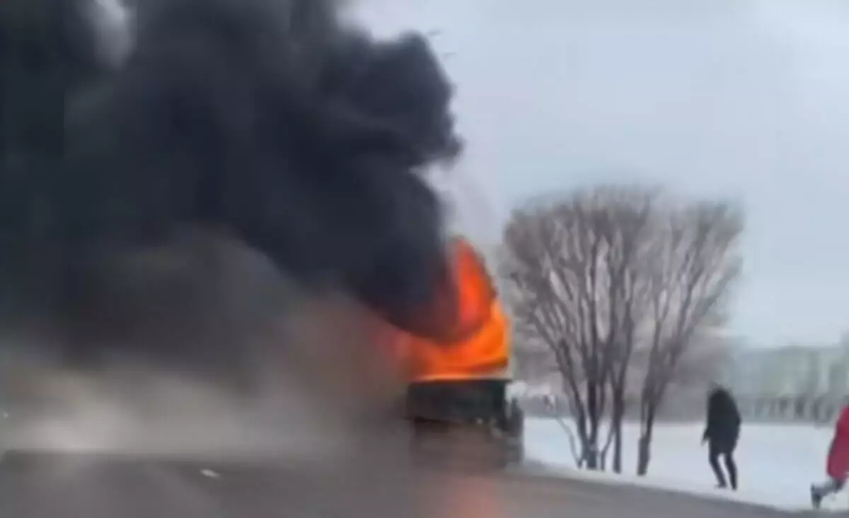 Автобус загорелся в центре Астаны (ВИДЕО)