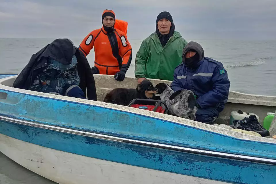 Пропавших рыбаков разыскали сотрудники МЧС на Балхаше