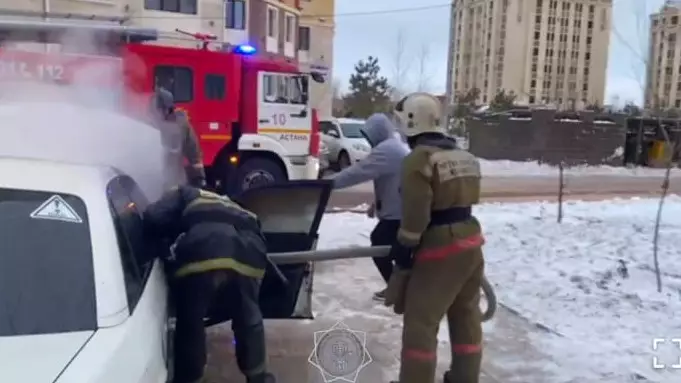 Елордалық өрт сөндірушілер жанып жатқан көлікті сөндірді