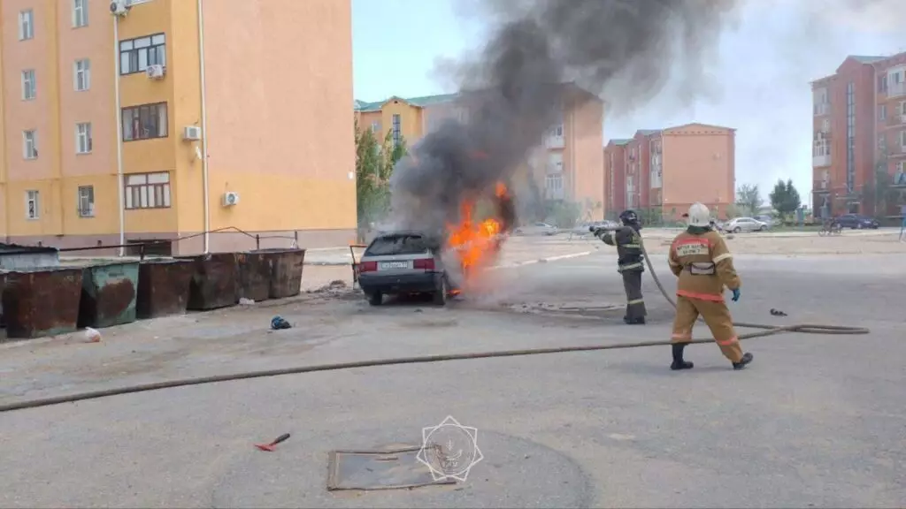 В столице на улице района Алматы загорелся легковой автомобиль