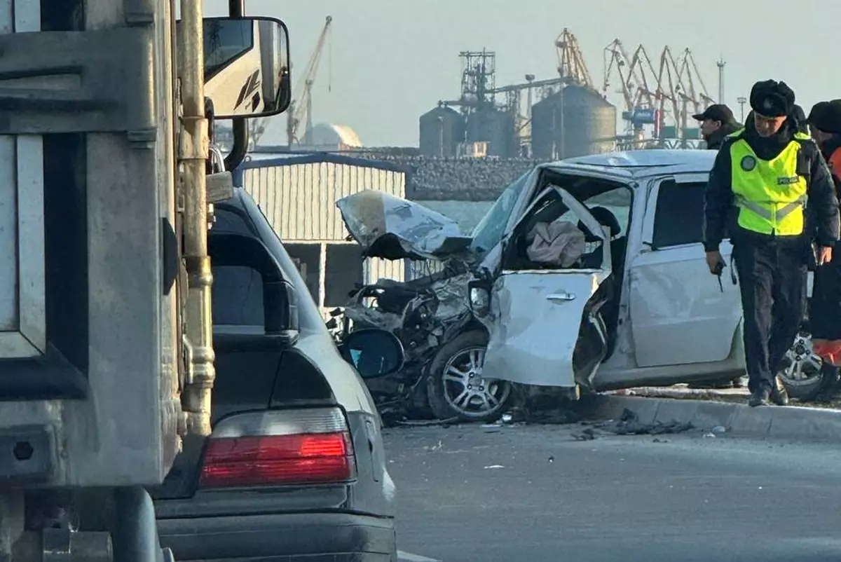 Лобовое столкновение двух автомобилей произошло в Актау