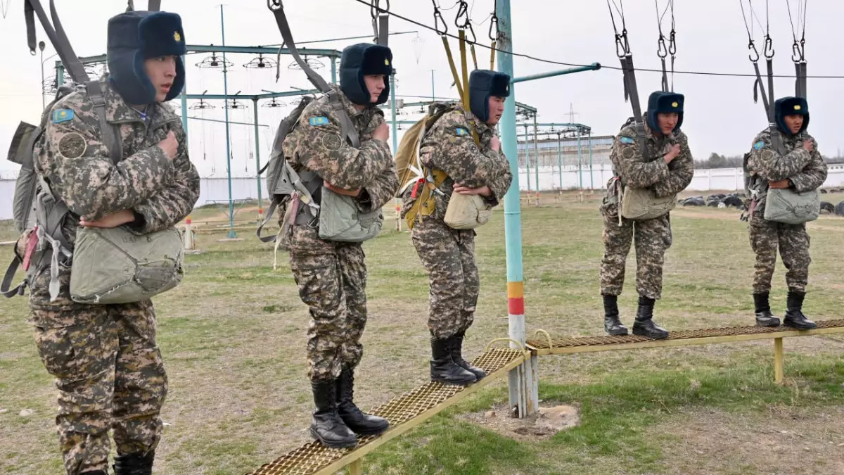 Парашютпен секіру жерде ұшу элементтерін пысықтаудан басталады