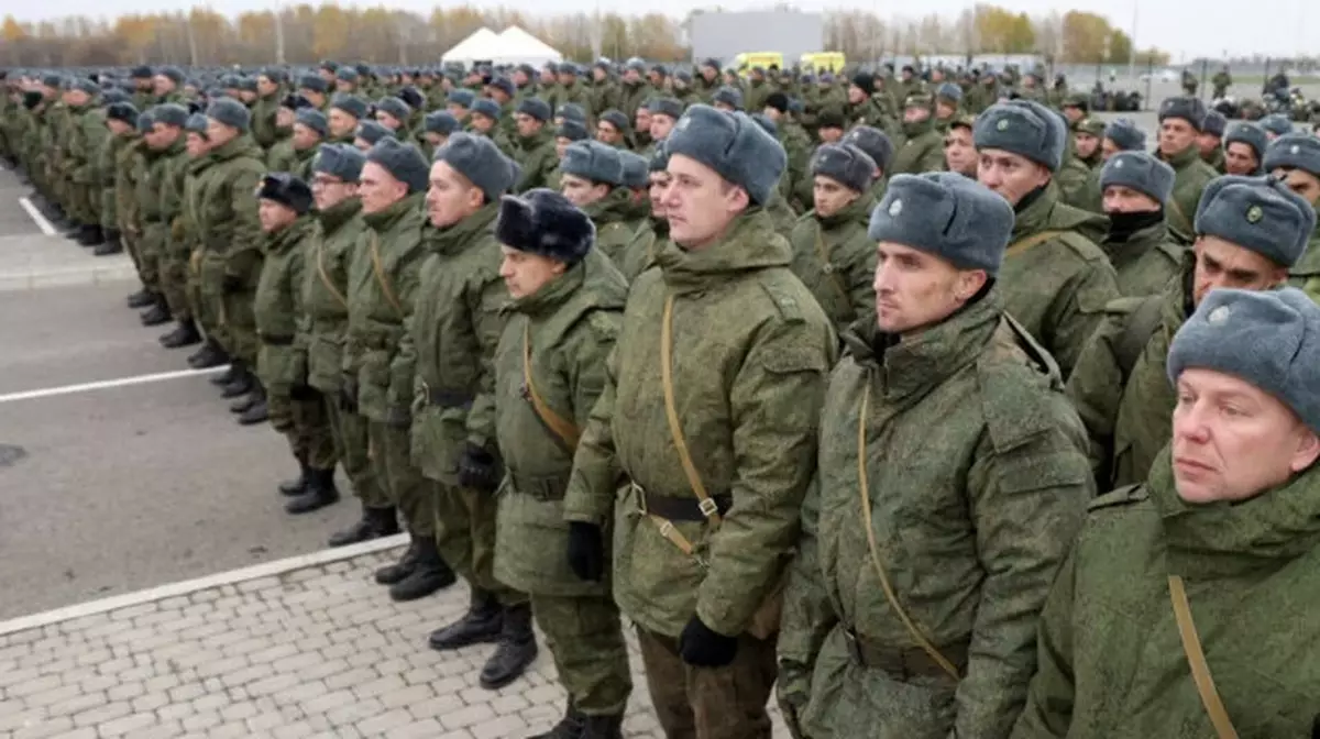 Минобороны будет забирать деньги у военных без увольнения