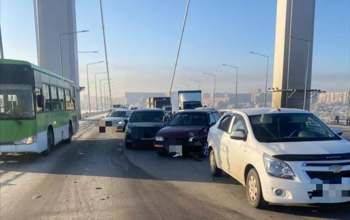 Три автомобиля попали в ДТП на мосту в Семее