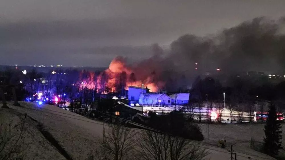 Грузовой самолет упал на жилой дом в Вильнюсе