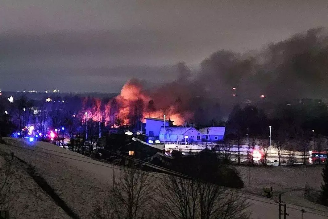 В Литве грузовой самолет упал на жилой дом