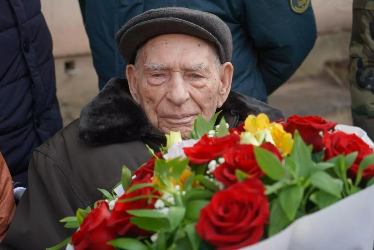 Военные поздравили со 100-летием ветерана Великой Отечественной войны в Алматы