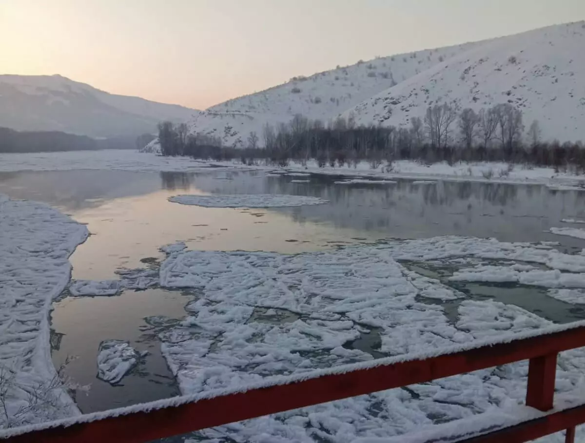 Уровень воды поднялся в реке Бухтарма из-за зажора льда