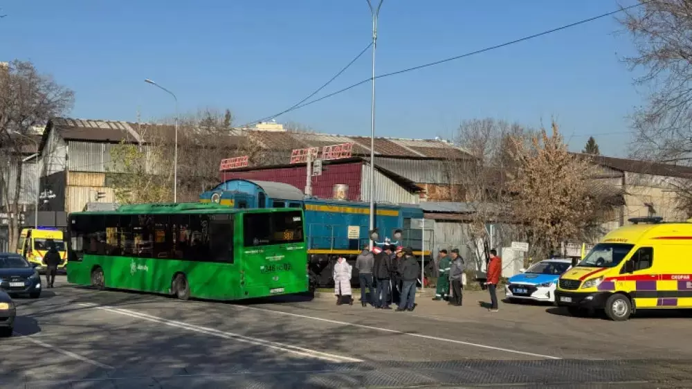 Тепловоз протаранил автобус в Алматы: число пострадавших выросло