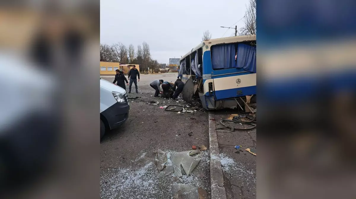 Обстрел рейсового автобуса в Новой Каховке: жертвы среди гражданских