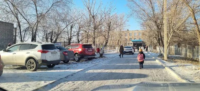 "Приходится задним ходом лавировать": подъехать к школам не могут семейчане