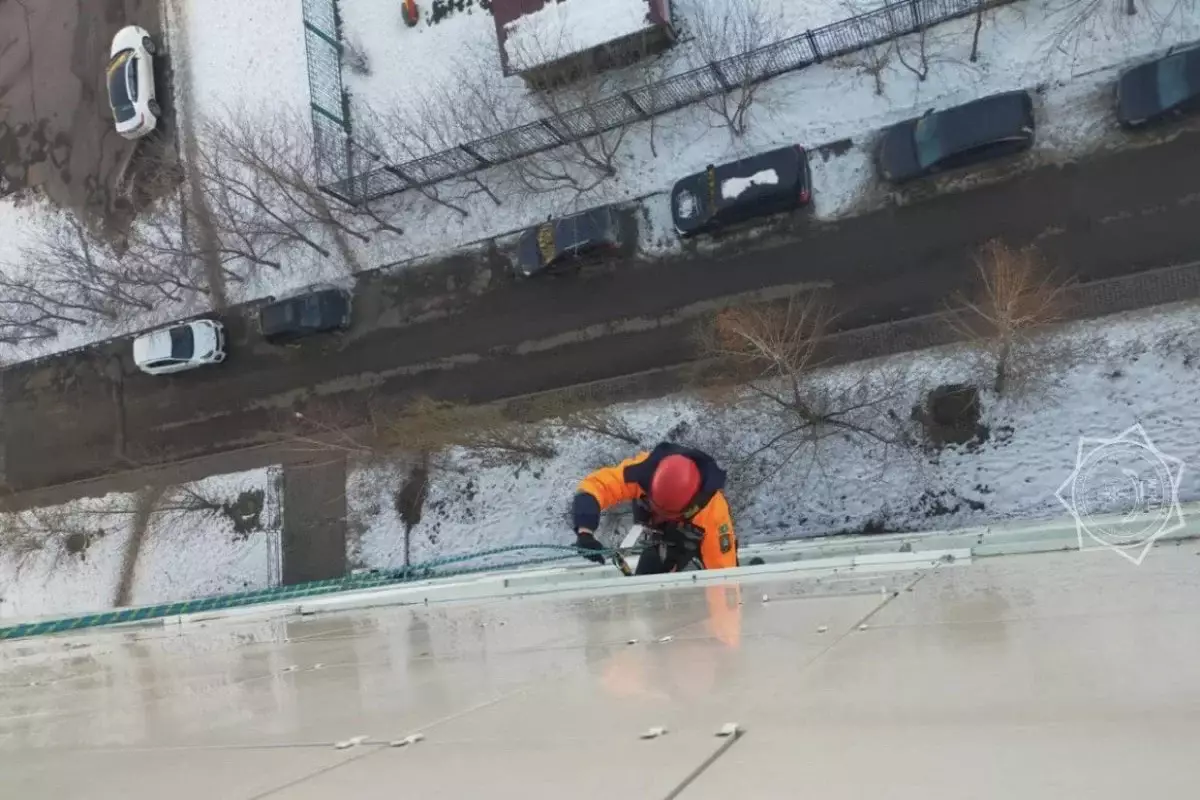 Трехлетнюю малышку спасли в Астане