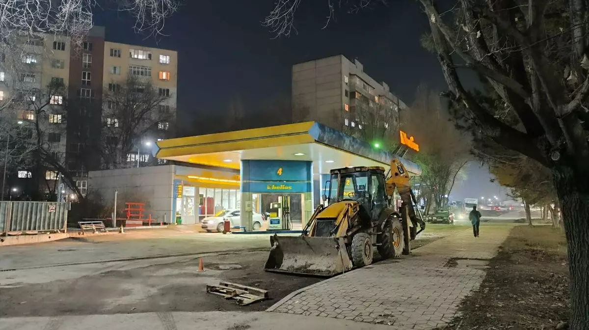 На АЗС в Алматы мужчина скончался после падения в приямок