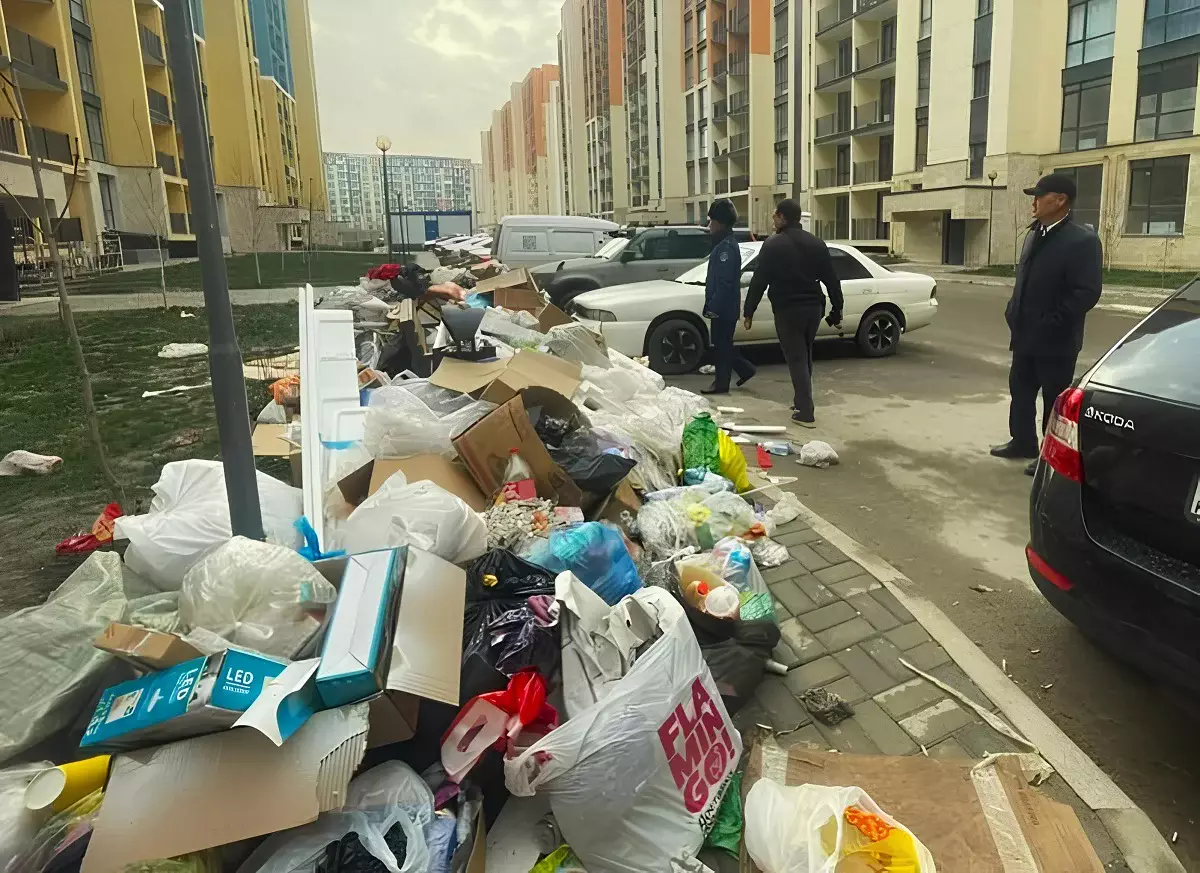 В Алматы штрафуют за складирование крупногабаритного мусора в неположенных местах