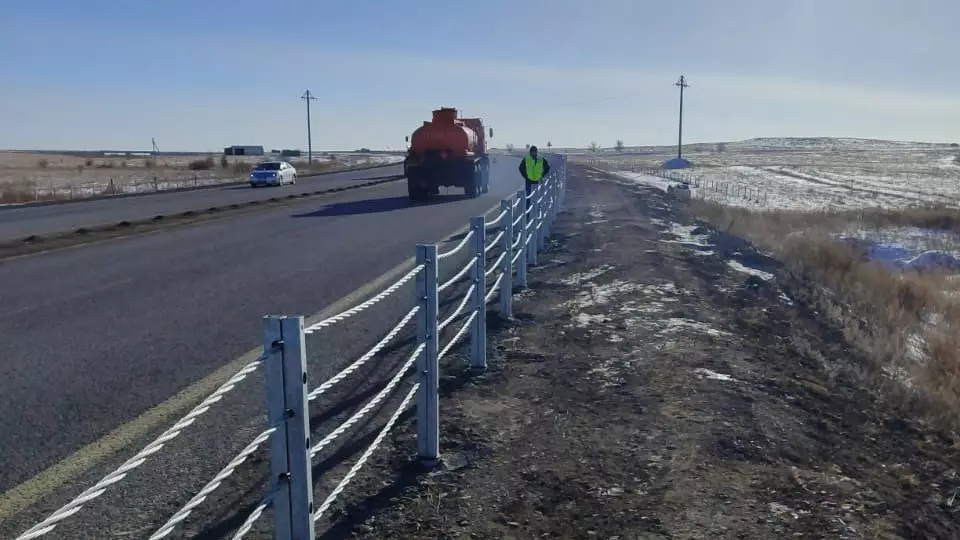 Зачем вдоль дорог строят заборы в Казахстане