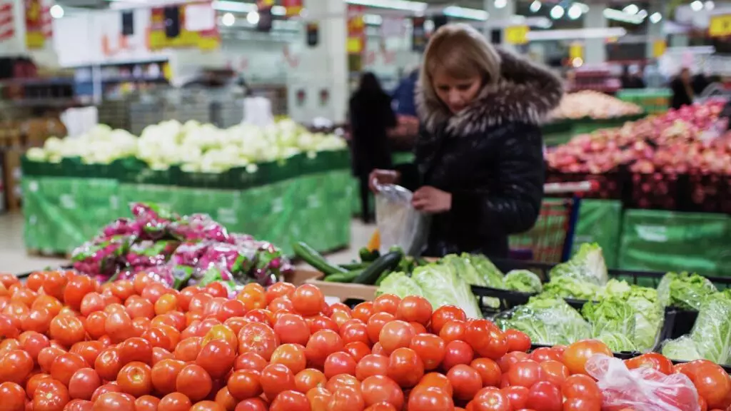 Подорожают ли продукты из-за падения тенге: ответ Нацбанка